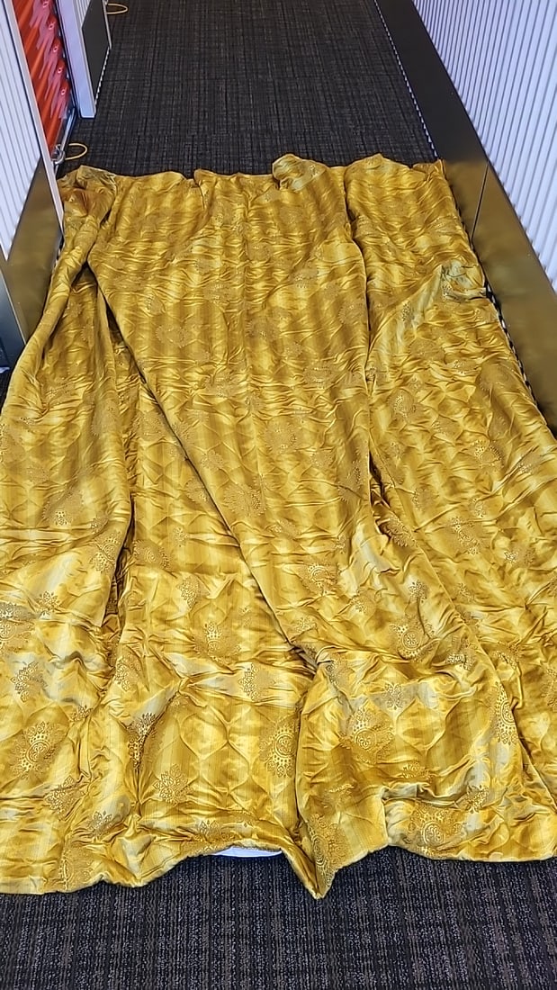Gold Floral Jacquard Bed Throw Fabric Panel Approx. 86 X 107 In: 82 x 106 x 1 8 lb Low Estimate: 15.00 High Estimate: 45.00