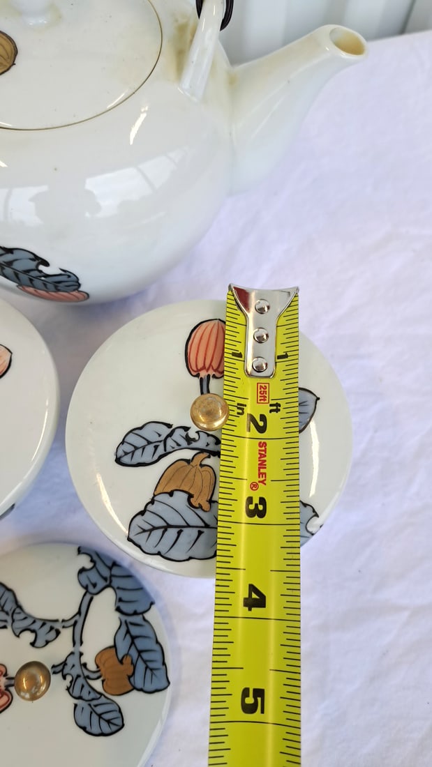 Japanese Porcelain Teapot And Lidded Cups With Floral Leaf Motif - 2