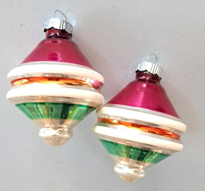 2 Shiny Brite Ufo Spinning Top Glass Christmas Ornaments Red Green Gold Silver: These are in as very good condition. Only issue is that the top pink section of one has a couple of slightly darker patches. These are hard to see as they are so shiny. 4 x 3 x 3in. 1lb Low Estimate: 