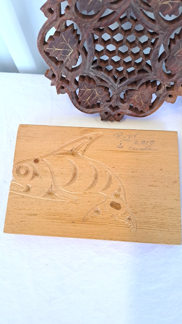 Carved Wood Art Lot With Fish Plaques, Leaf Panel & Framed Bird Artwork - 4