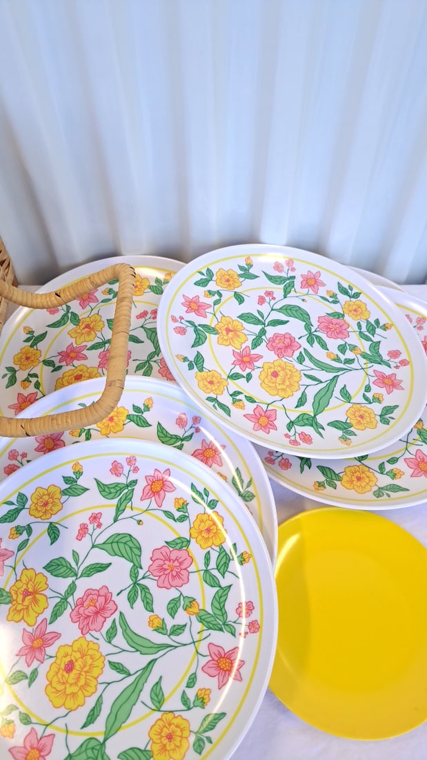 Wicker Picnic Basket Hamper With 6 Floral Melamine Plates And Some Utensils - 10