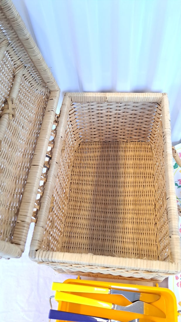 Wicker Picnic Basket Hamper With 6 Floral Melamine Plates And Some Utensils - 13