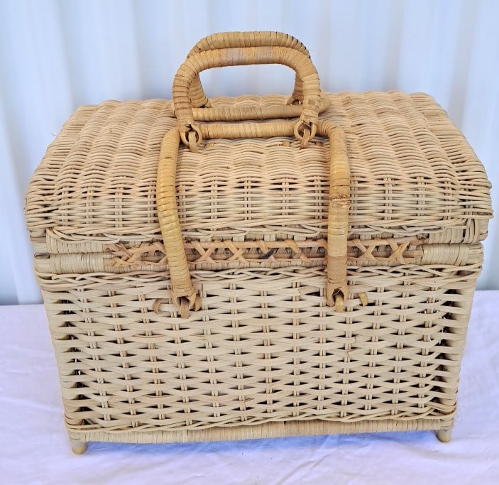 Wicker Picnic Basket Hamper With 6 Floral Melamine Plates And Some Utensils: 13 x 10 x 9in. 3lb Low Estimate: 15.00 High Estimate: 35.00