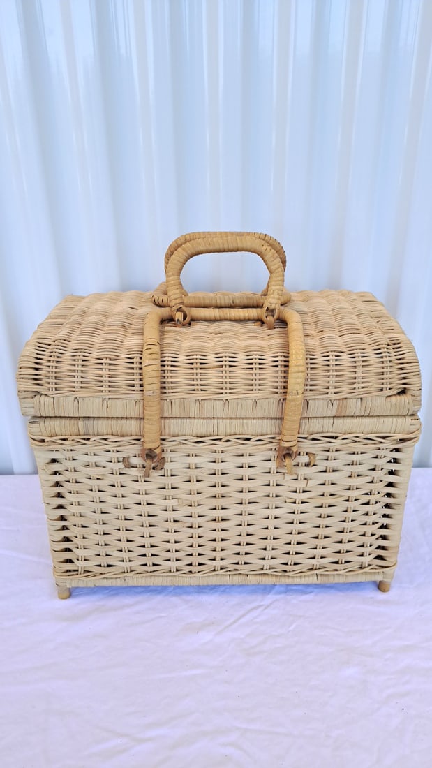 Wicker Picnic Basket Hamper With 6 Floral Melamine Plates And Some Utensils - 6