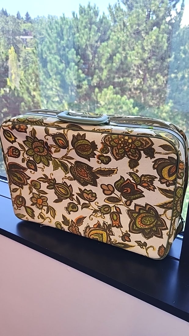 Floral Paisley Hard Shell Train Case Suitcase With Green Trim And Top Handle: No key 14 x 9 x 6 3 lb Low Estimate: 15.00 High Estimate: 45.00