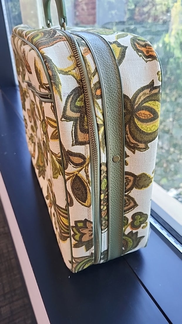 Floral Paisley Hard Shell Train Case Suitcase With Green Trim And Top Handle - 4