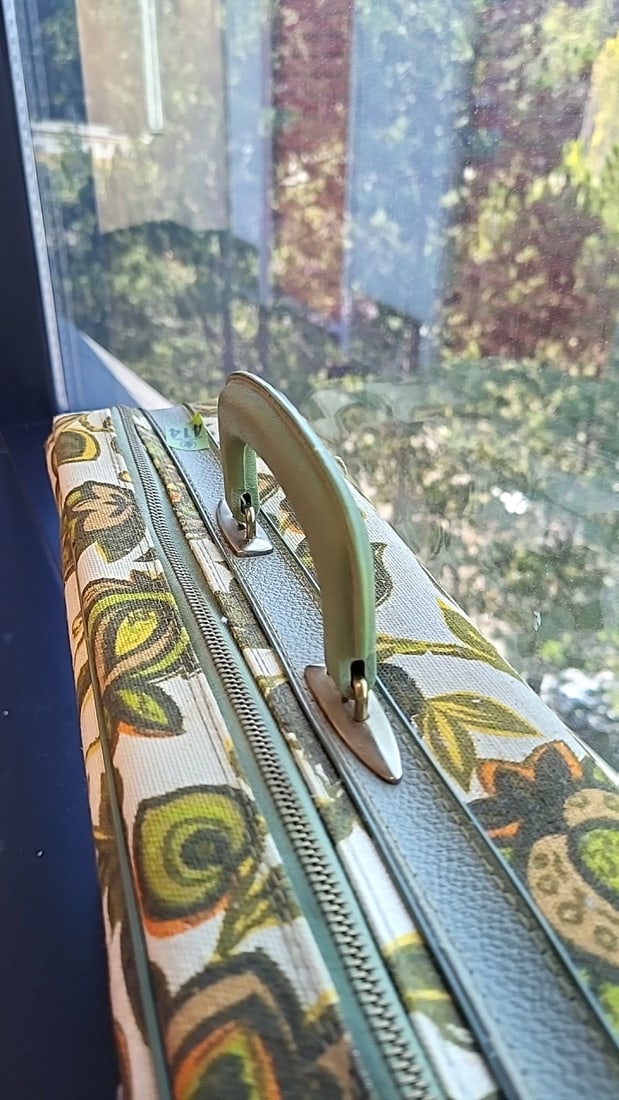 Floral Paisley Hard Shell Train Case Suitcase With Green Trim And Top Handle - 5