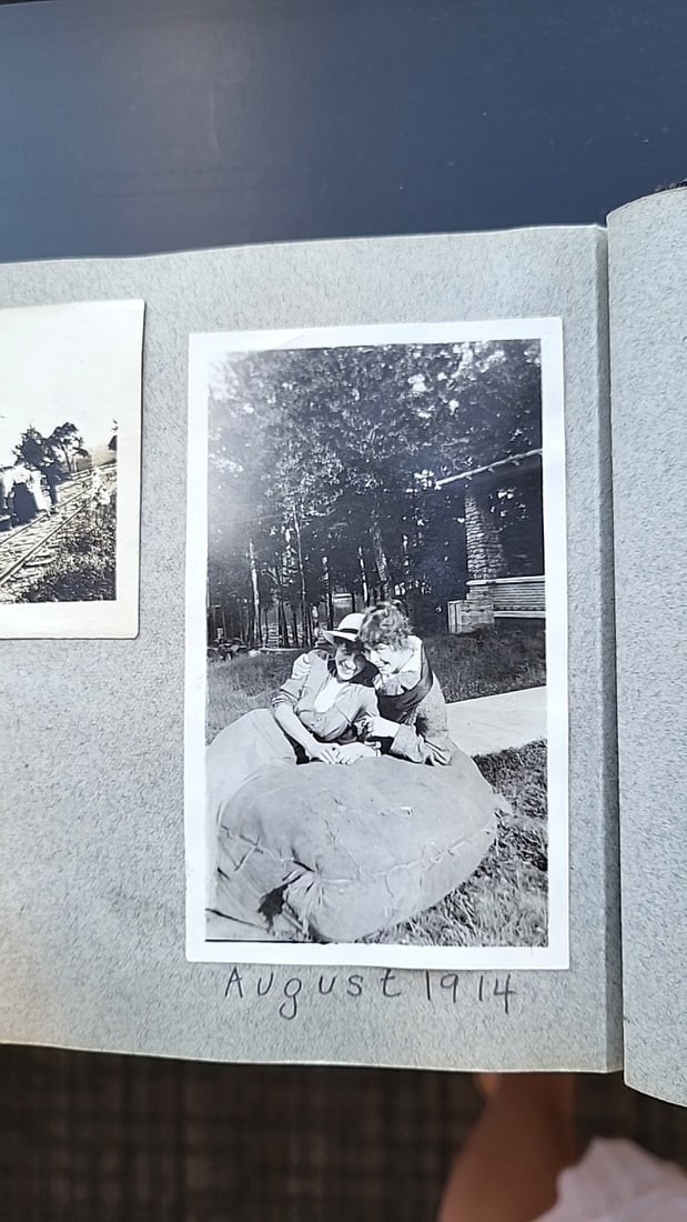 3 Antique Photo Albums With Black-and-white Snapshots. Montana 1900s - 4