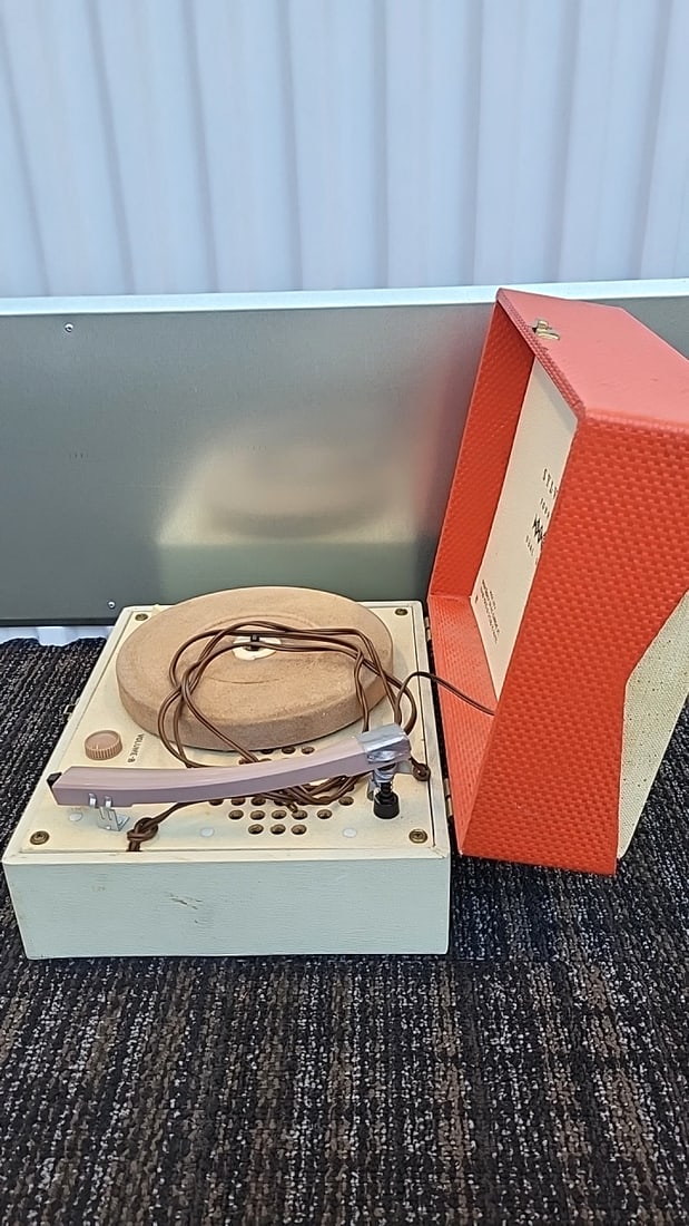 Sylvania Model 45p14 Four Speed Stereo Dual Speaker Portable Record Player - 8