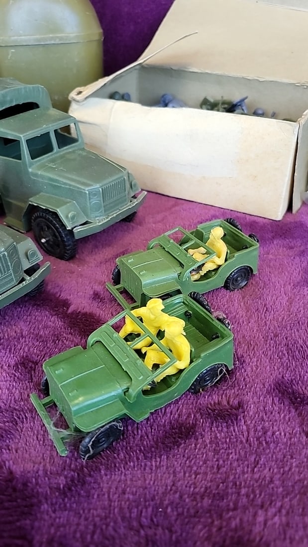 Hong Kong Plastic Army Toy Lot Trucks Jeeps Soldiers Canteens Hong Kong Usa - 2