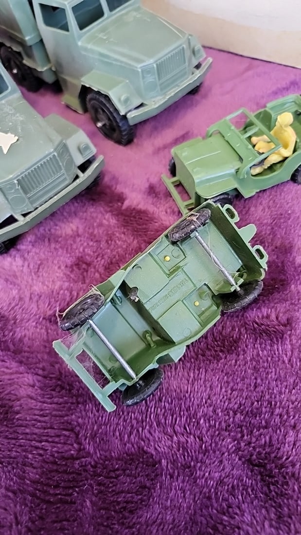 Hong Kong Plastic Army Toy Lot Trucks Jeeps Soldiers Canteens Hong Kong Usa - 3