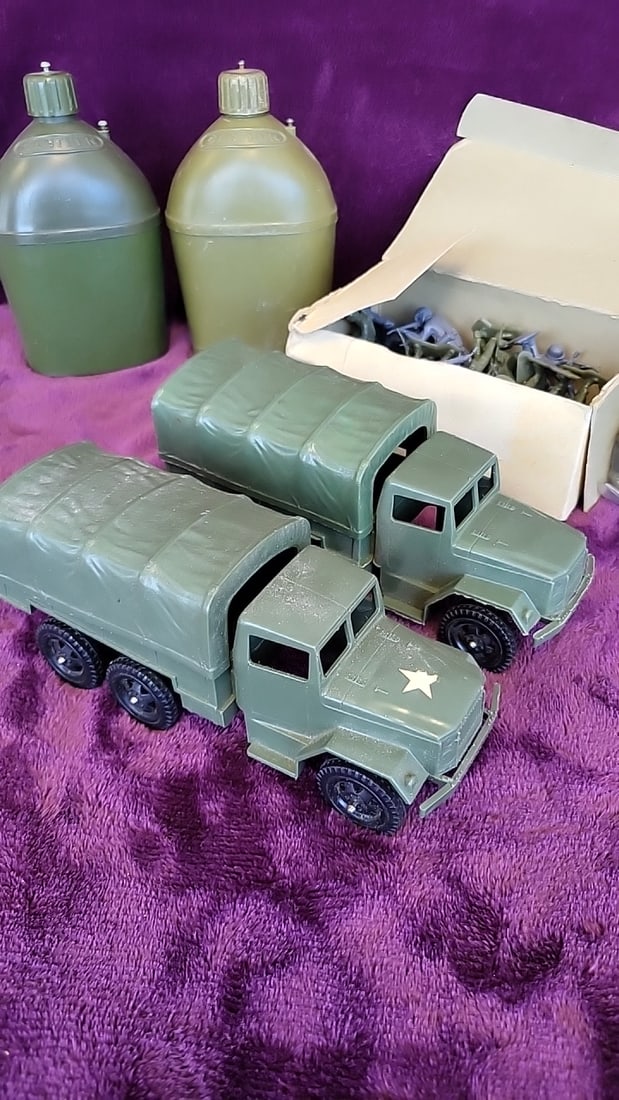 Hong Kong Plastic Army Toy Lot Trucks Jeeps Soldiers Canteens Hong Kong Usa - 5