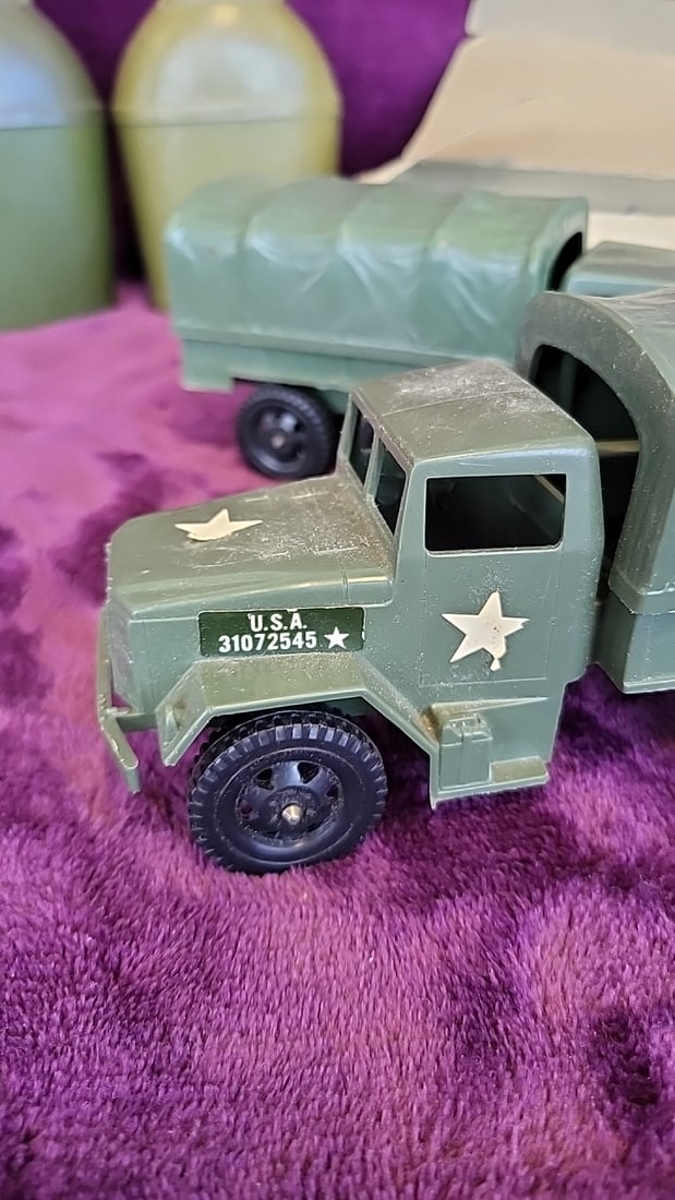 Hong Kong Plastic Army Toy Lot Trucks Jeeps Soldiers Canteens Hong Kong Usa - 6