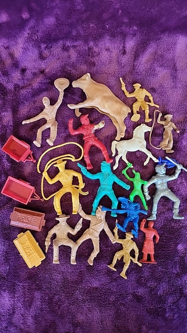 Plastic Western Cowboy, Horse & Wagon Toy Figure Lot: 10x6x6 1lb Low Estimate: 5.00 High Estimate: 30.00
