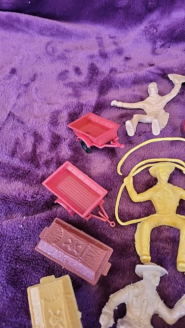 Plastic Western Cowboy, Horse & Wagon Toy Figure Lot - 7
