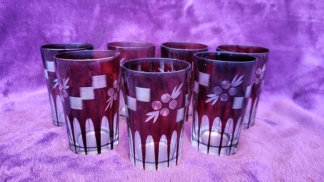 Ruby Red Glasses With Frosted Floral Stripe Design, Set Of 6: 10x6x4 2lb Low Estimate: 15.00 High Estimate: 50.00