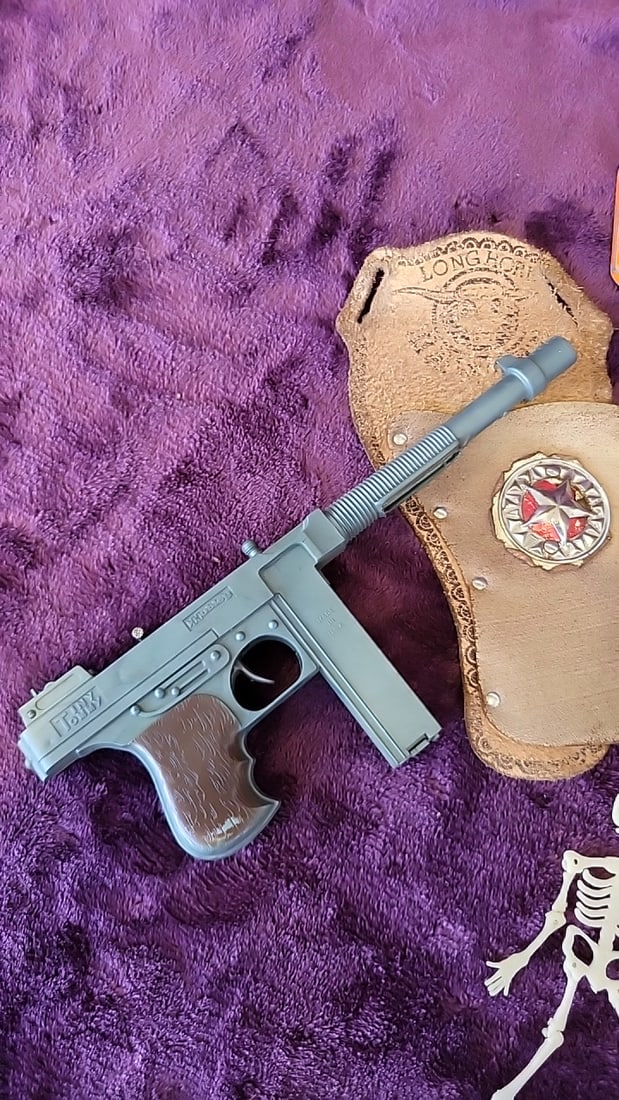 Hubley Tiny Tommy Toy Cap Gun With Longhorn Holster & Vintage Plastic Toy Figure Lot - 2