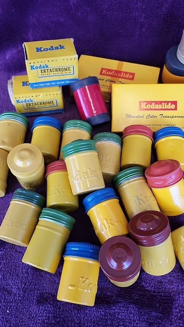 Lot Of Kodak Ektachrome Daylight Type, Kodaslide Film Canistersboxes, Tin Film Canisters, Negatives - 2