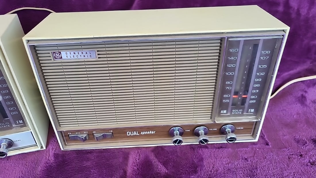 Lot Of 2 General Electric Am/fm Solid State Table Radios - 2