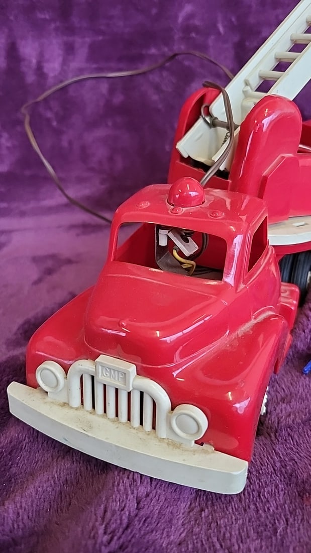 Gmp Fire Department Red Plastic Aerial Ladder Truck Toy With Outriggers - 3