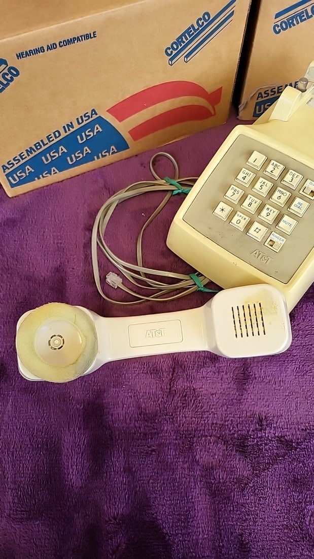 Lot Of 3 Att Traditional 100 Ivory Corded Push-button Desk Telephones - 3