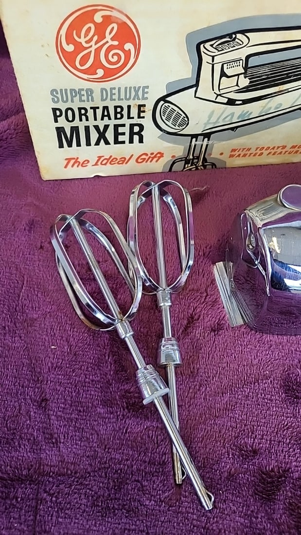 General Electric Super Deluxe Portable Chrome Hand Mixer With Beaters & Box - 3