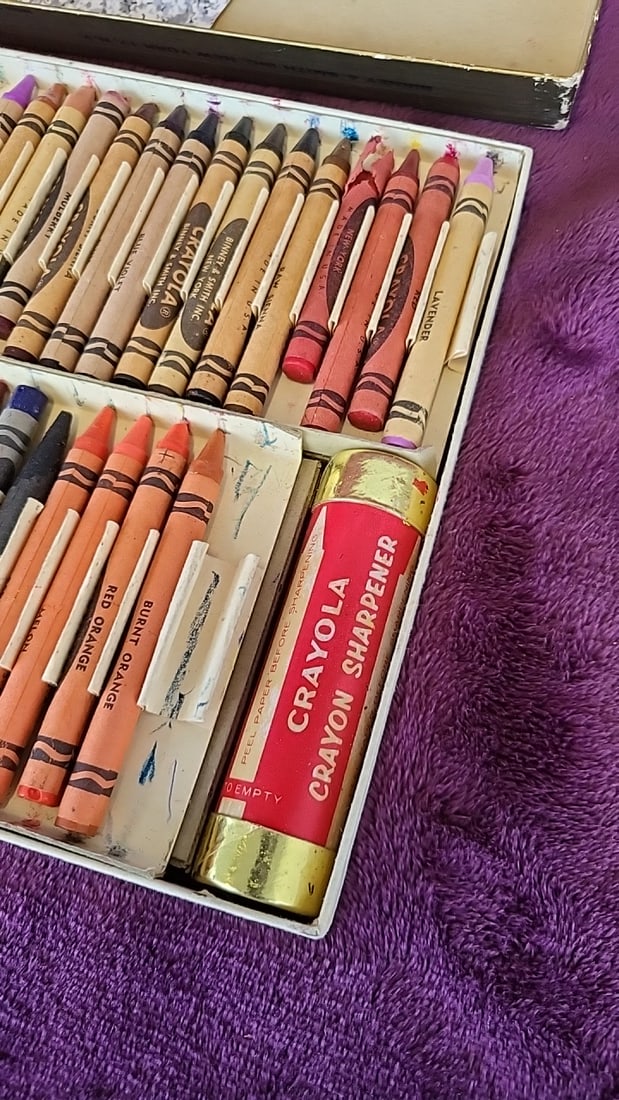 Crayola 72 Crayons With Sharpener Book Of Crayon Projects Binney Smith Incomplete - 6