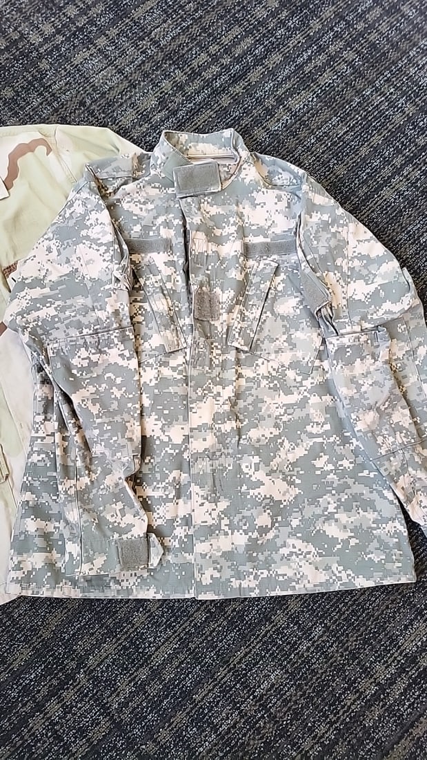 Lot Of 2 U.S. Military Acu Digital Camo Coat Medium Long 3-color Desert Bdu Coat - 2