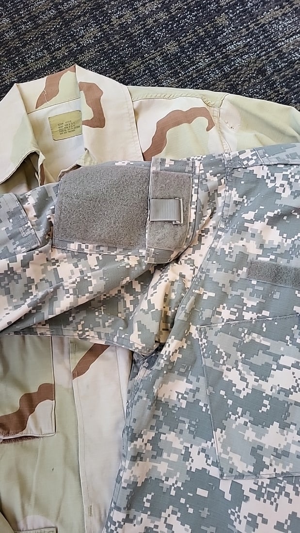 Lot Of 2 U.S. Military Acu Digital Camo Coat Medium Long 3-color Desert Bdu Coat - 3