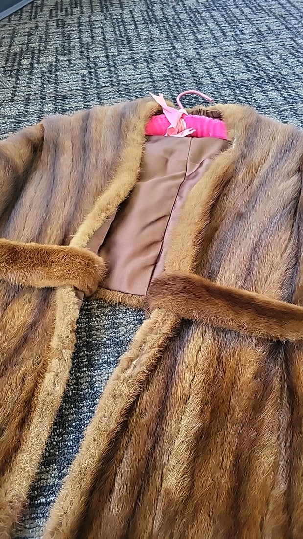 Saito Fur Tokyo Brown Mink Fur Stole Capelet Wrap With Satin Lining, Mary W. Hambelton Embroidery - 5