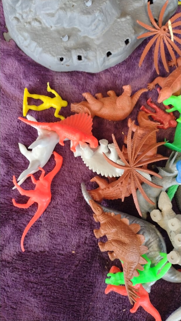 Assorted Plastic Dinosaur Toy Figures Lot With Grey Playset Base: 26 x 28 x 4 2. 5 lb Low Estimate: 6.00 High Estimate: 25.00