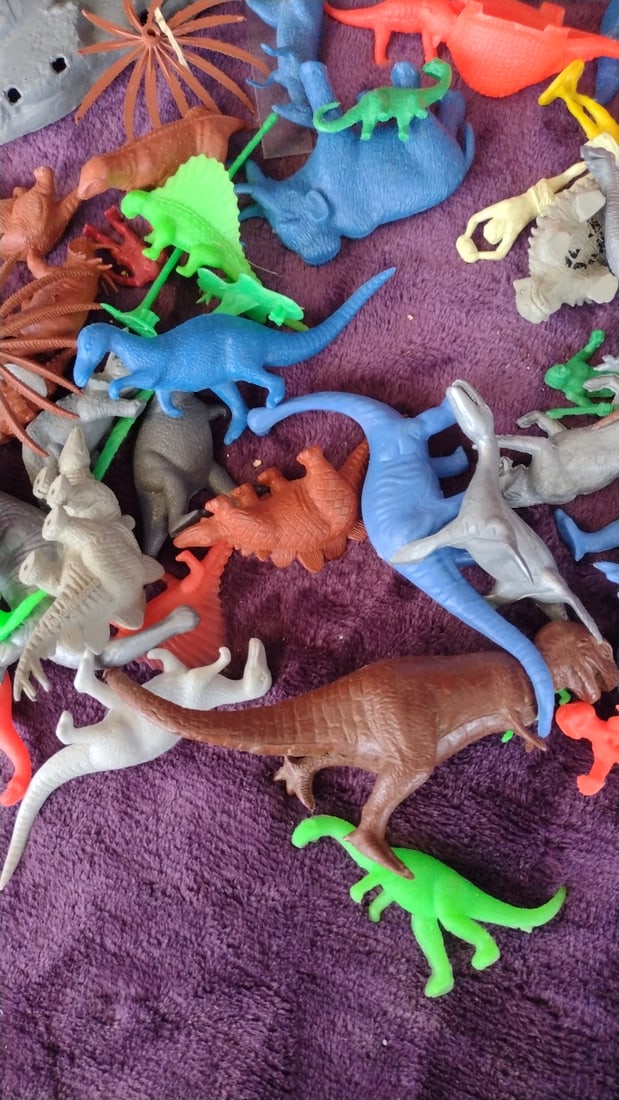 Assorted Plastic Dinosaur Toy Figures Lot With Grey Playset Base - 2