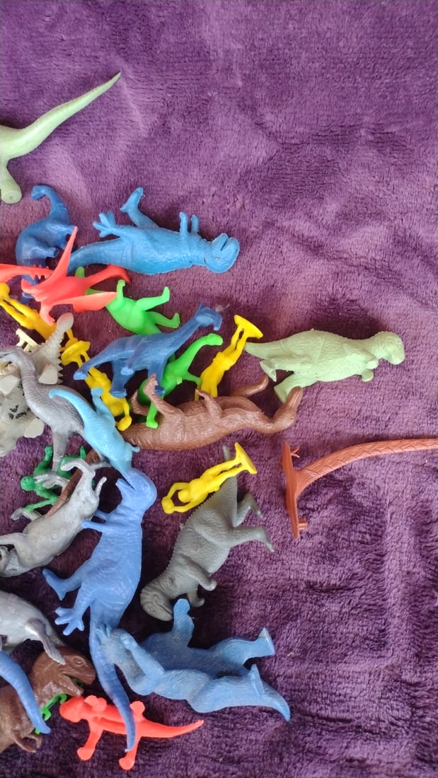 Assorted Plastic Dinosaur Toy Figures Lot With Grey Playset Base - 3