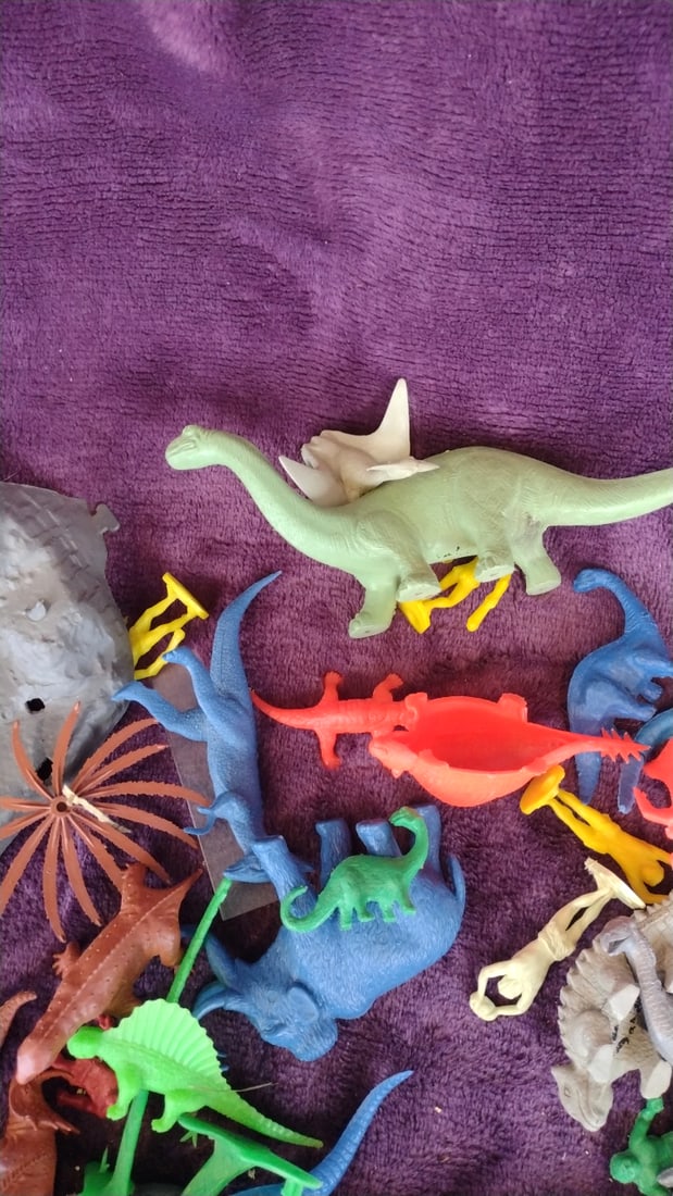 Assorted Plastic Dinosaur Toy Figures Lot With Grey Playset Base - 4