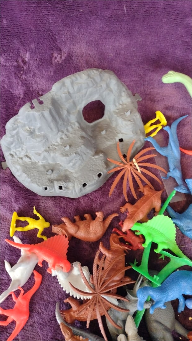 Assorted Plastic Dinosaur Toy Figures Lot With Grey Playset Base - 5