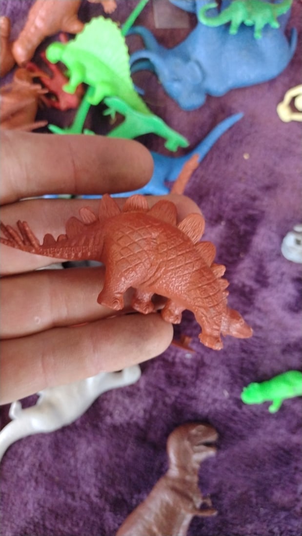 Assorted Plastic Dinosaur Toy Figures Lot With Grey Playset Base - 7