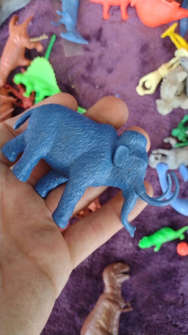 Assorted Plastic Dinosaur Toy Figures Lot With Grey Playset Base - 8