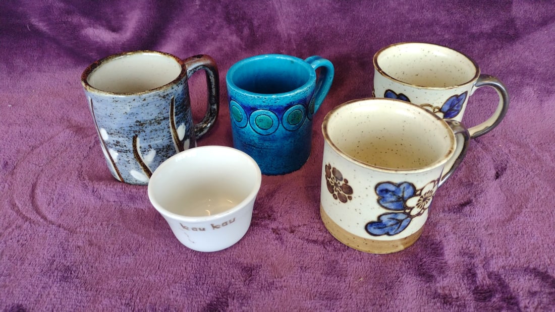 Lot Of 5 Ceramic Coffee Mugs And Cups Blue Speckled Floral Designs: 12 x 4 x 7 3. 5 lb Low Estimate: 5.00 High Estimate: 25.00