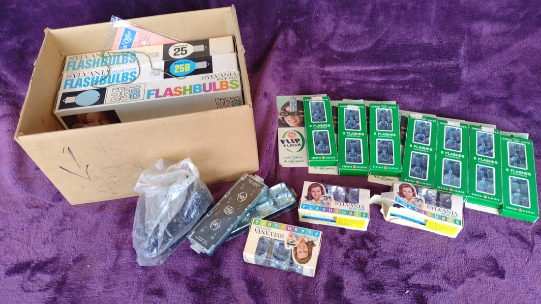 Vintage Flashbulb Lot: Sylvania Blue Dot Press 25/25b & Ge Flip Flash Green Go Dots: 15 x 11 x 6 5 lb Low Estimate: 10.00 High Estimate: 50.00