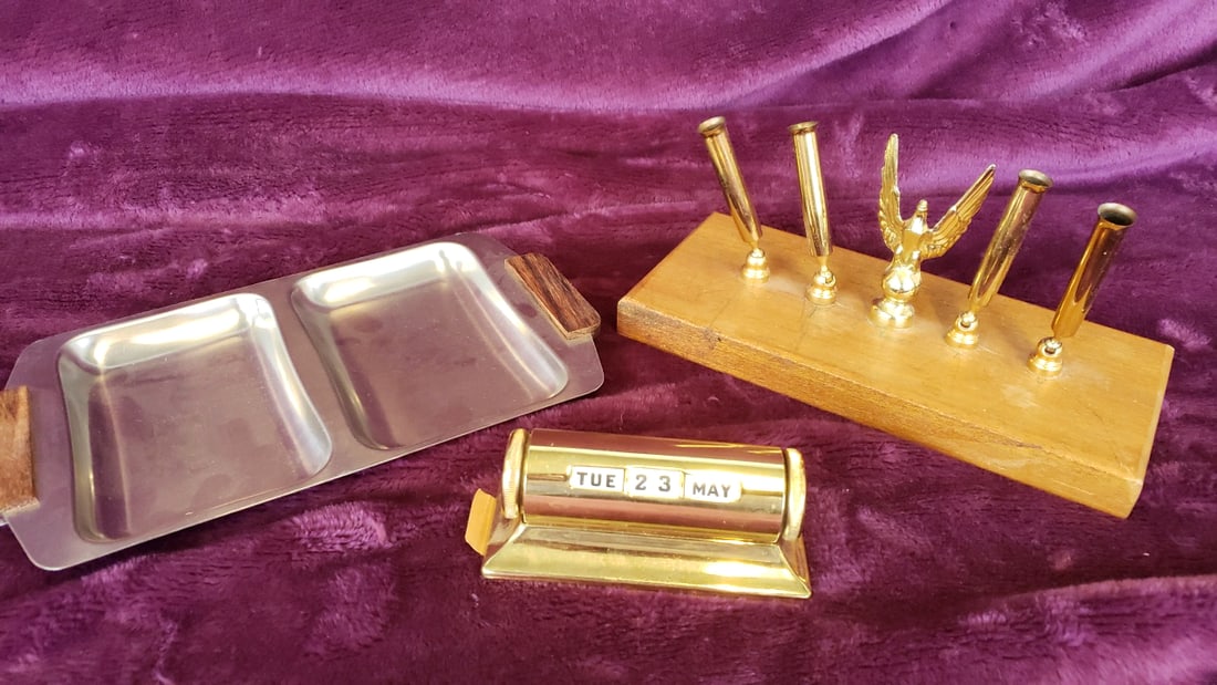 Vintage Gold Tone Desk Set With Perpetual Calendar, Eagle Pen Holder Stand Monarch Metal Tray Made: 9x6x5 1lb Low Estimate: 12.00 High Estimate: 65.00