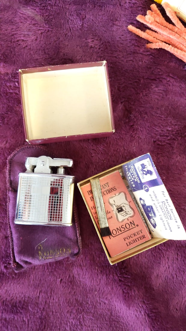 Lot Of Ronson Chrome Pocket Lighters With Box, Pipe Cleaners, Talle Westclock Travel Clock, Ampex... - 6