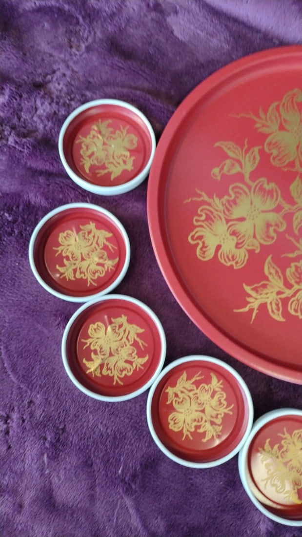 Red Floral Round Serving Tray With 8 Coasters, Gold Flower Motif - 4