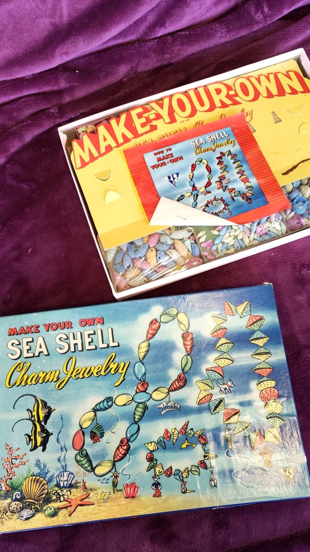 1952 Standard Toykraft No. 332 Make Your Own Sea Shell Charm Jewelry Kit: 14x9. 5x2 1lb Low Estimate: 15.00 High Estimate: 55.00