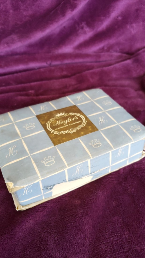 Huyler's Chanticleer Assortment Candy Box With Assorted Rock Mineral Specimens - 8