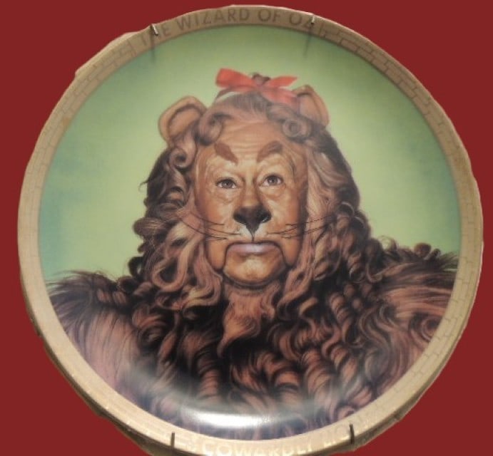 Hamilton Collection "Cowardly Lion": Hamilton Collection PORTRAITS FROM OZ PLATE Cowardly Lion w/ Hanger w/ Box
