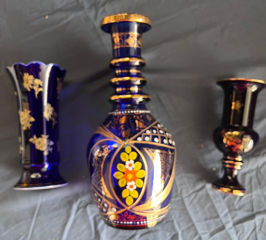 Barbuthner Bavaria Cobalt Blue & 22K Gold Vases with Wedgwood-Style Cameo Dish: This elegant vintage lot features three cobalt blue porcelain vases from Barbuthner Waldsassen, Bavaria, Germany, known for their exquisite craftsmanship. Each vase is accented with 22-carat gold