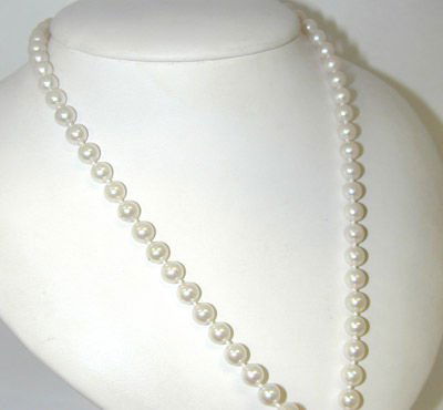 Mikimoto 14K Yellow Gold Pearl Necklace: Mikimoto 14K Yellow Gold Pearl Necklace, the total weight is 29.1 g. The length is 22" inches long. The size of the pearl is 6mm. The length of the necklace is 16" inches. There is Mikimoto and 14K