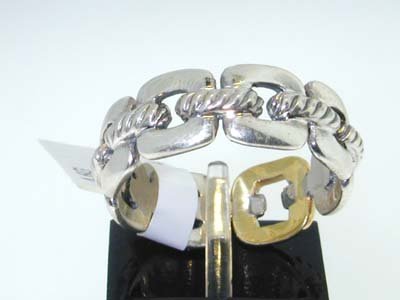 David Yurman Silver and 18K Yellow Gold Ring: The weight of the ring is 4.6 g. The width of the ring is 7mm. The size of the ring is 7.