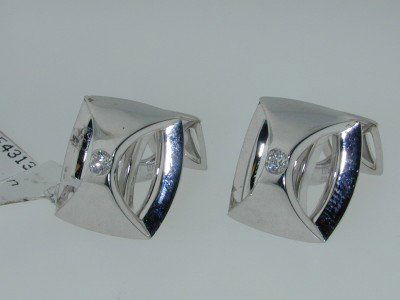 Mauboussin Paris 18k White Gold & Diamond Cuf: Mauboussin Paris 18k White Gold & Diamonds Cufflinks! The total Cufflink's weight is 14.1 grams.The Size of the Cufflink is 16 x 16 x 23 mm.2 round Diamond weight are 18 pts in total, approximately, H