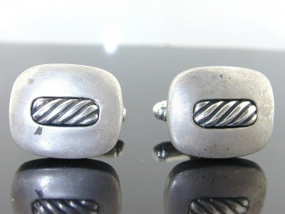 David Yurman Silver Cufflinks.: David Yurman Silver Cufflink! The total cuffling weight is 15.0 grams.The cufflink size is 19x16 mm and width is 2mm.